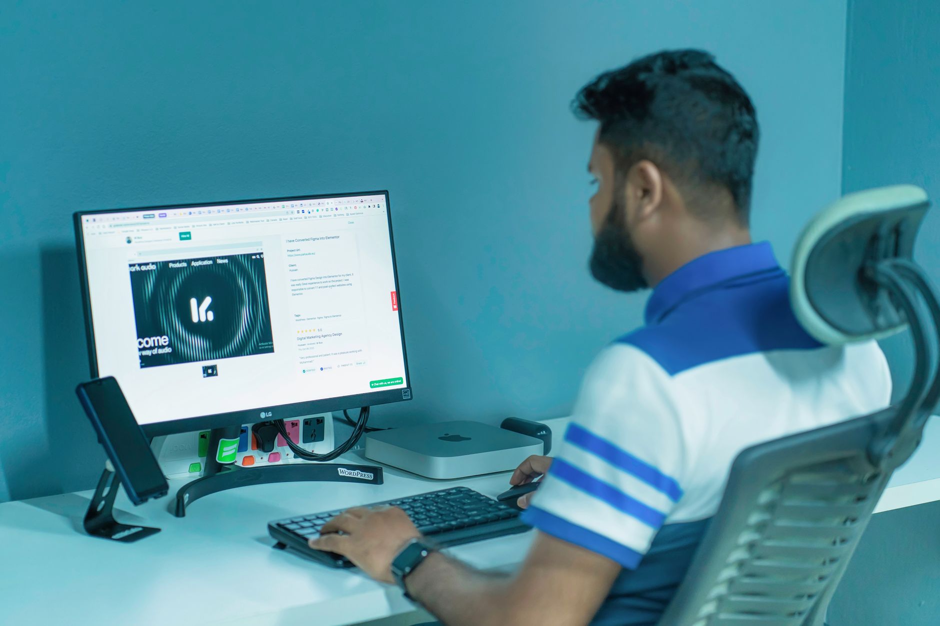 a worker sitting at an ergonomic desk with monitor, keyboard, and chair properly aligned