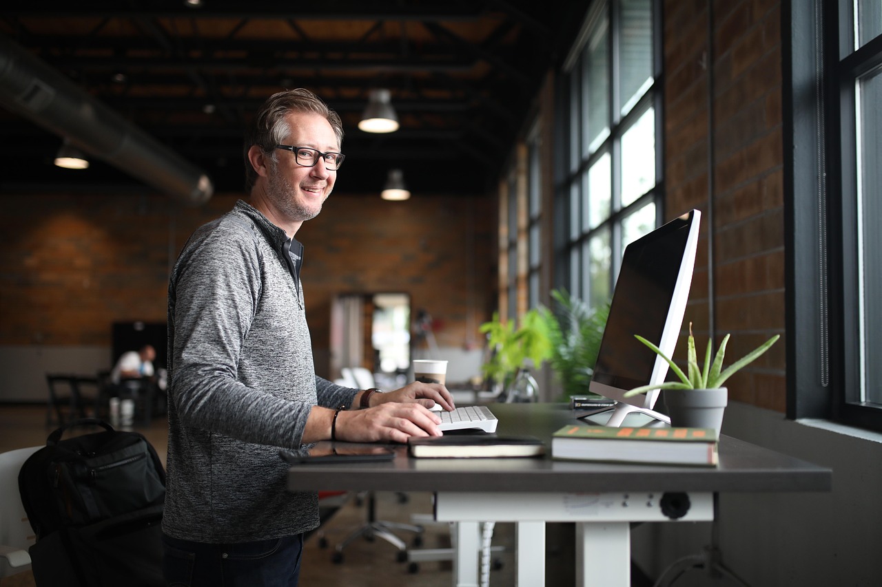FlexiSpot Comhar Review: Standing Desks Compared for 2026